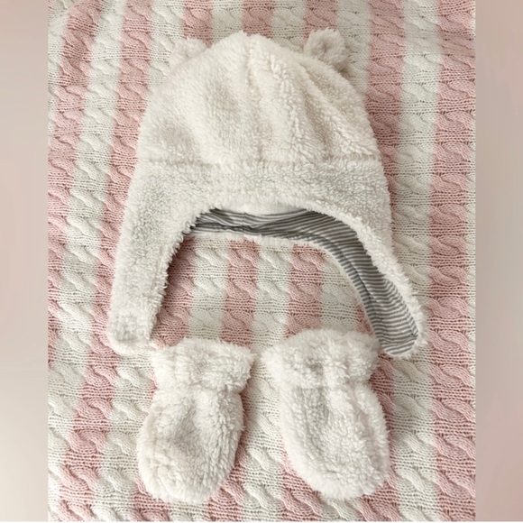EUC. Carter’s - Sherpa hat and mittens - 0-9 months - Picture 4 of 4